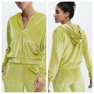 Fabletics sz M Donna Velour Hoodie Green Golden Leaf Chartreuse Women's Sweater